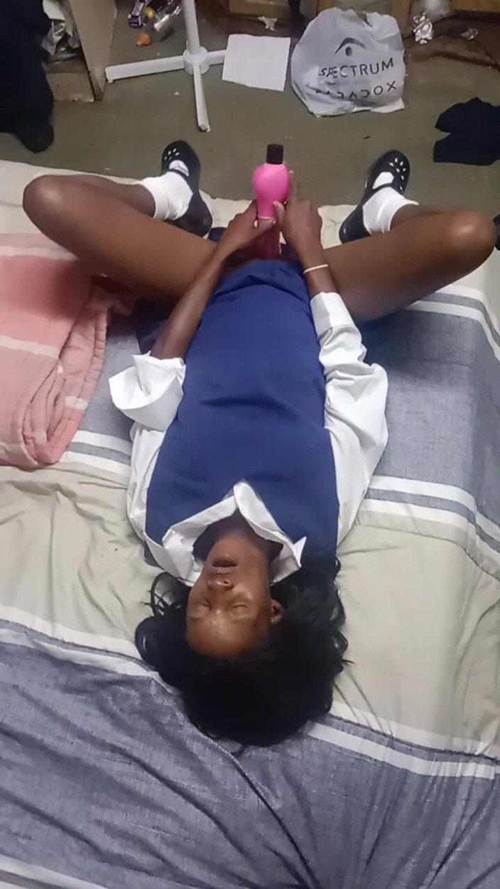 hothouse18xxx: Padrasto pega enteada brincando com vibrador e depois fode seu...