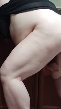 Macecha masturbuje se sexuálními hračkami v kuchyni
