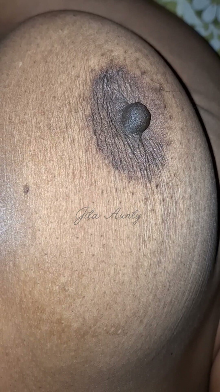 Indian aunty sex: Hintli kadınların cinsel organlarıyla oynama videoları