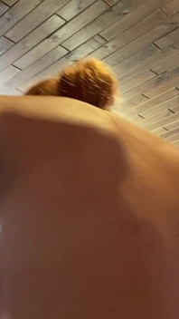 Ruiva milf mostrando seus músculos fortes