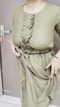 La chica más hermosa gordita con 18 años disfruta en la habitación del hotel.