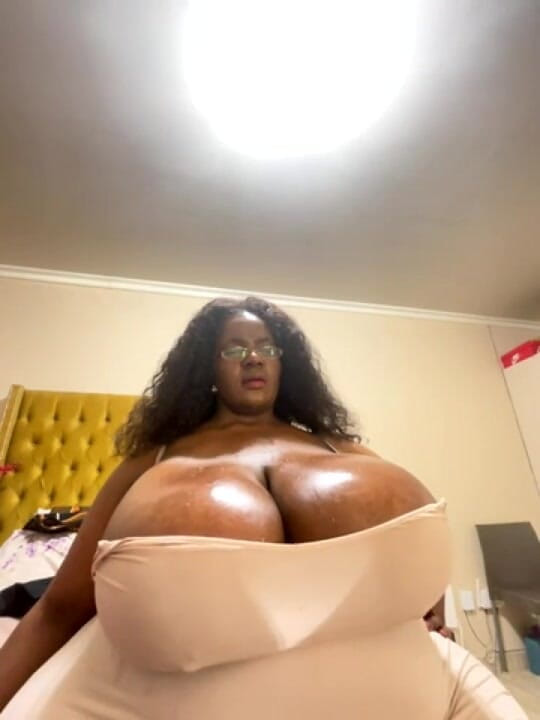 Legendary Booty Overdose: Jeu de seins noirs avec une BBW
