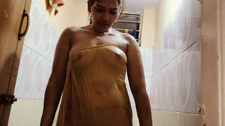 Madhu bhabhi: Natural Village House Wife Nude Bathing Video