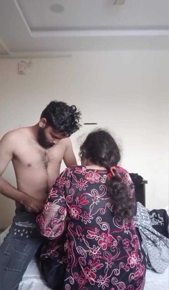 Akashamunir: Pacar indiaku yang hot pertama kali ngentot di rumah temanku,...