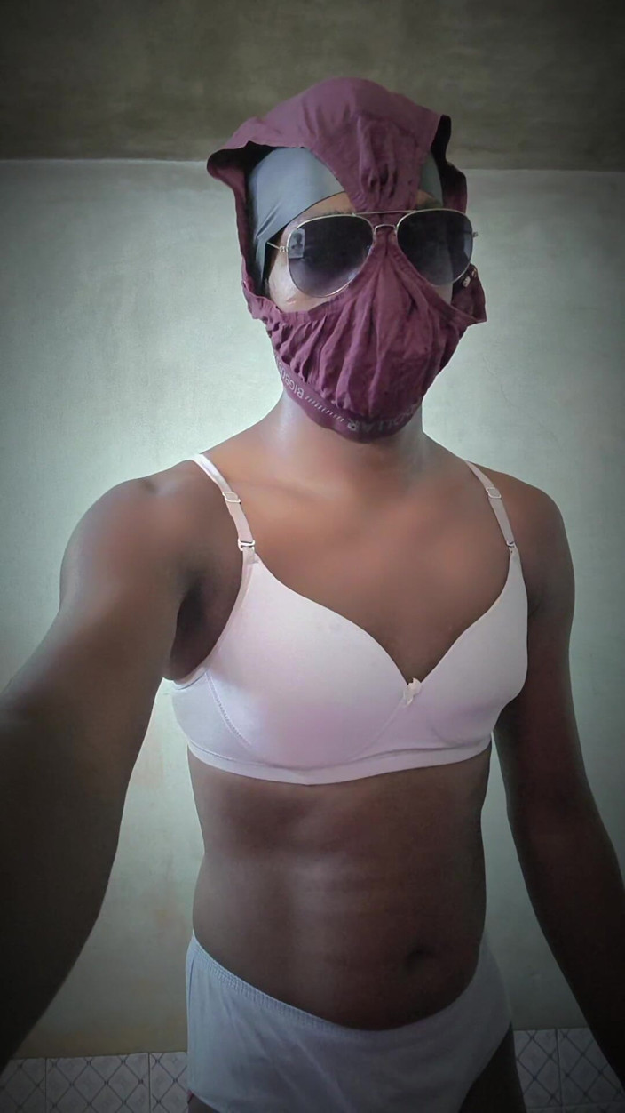 TS Azzy: TS Azzy melakukan melancap handjob sendiri dengan kondom