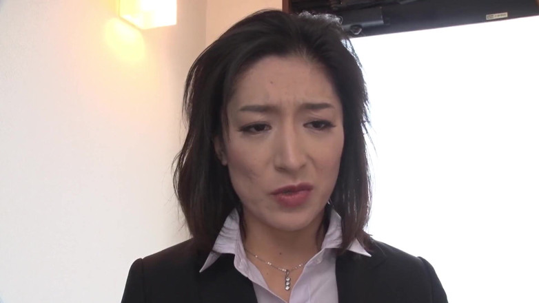 Caribbeancom: Orta yaşlı seksi kadın yarağının götünü yalıyor ve üstüne çıkıyor