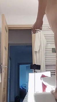 Amateur-ehefrau rasiert ihre muschi in der dusche