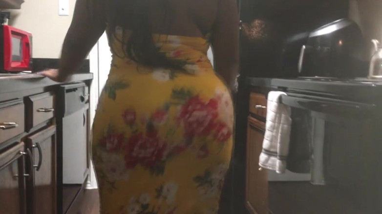 Dirty Diana Fetishes: Schmutzige diana twerking teil 2 in einem gelben sommerkleid