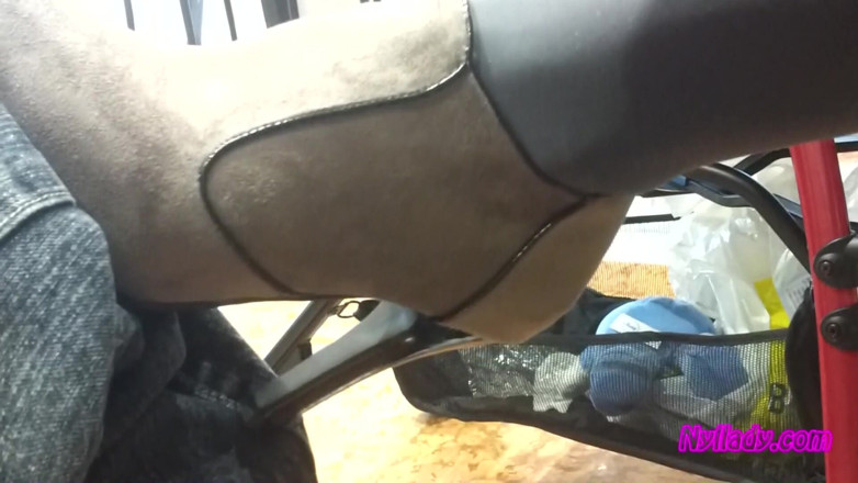 Nyllady: Di bar mengusap suami saya dengan but mini kelabu saya