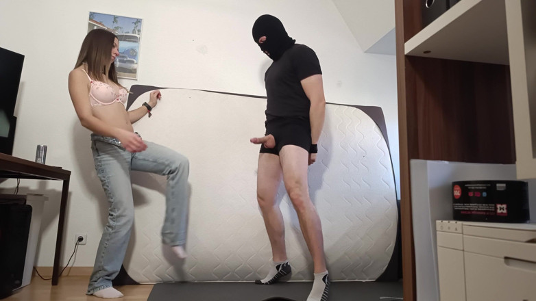 German ballsbusted: वह मेरी गेंदों को नष्ट कर रही है और मैं बेरहम हूं