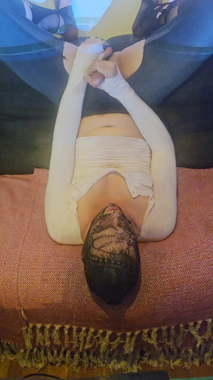 Bound_Sissy: İşeme ve ağzıma boşalma