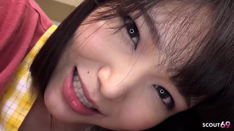 Asian porn collection: Une petite belle-fille japonaise réveille un vieux avec une pipe...