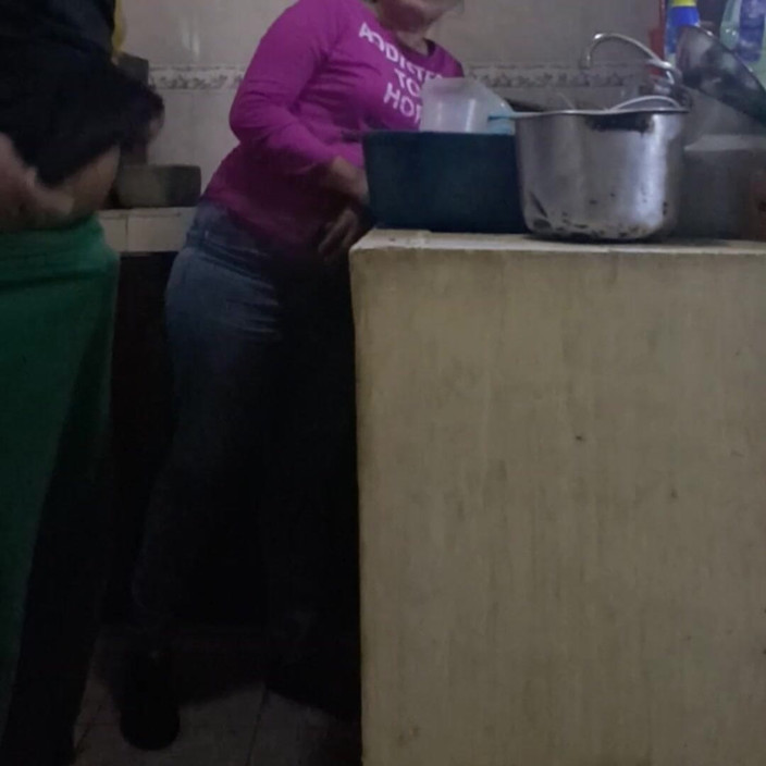 Eatrella j: Servitoare futută când spălam vasele, aproape că am fost prinși...
