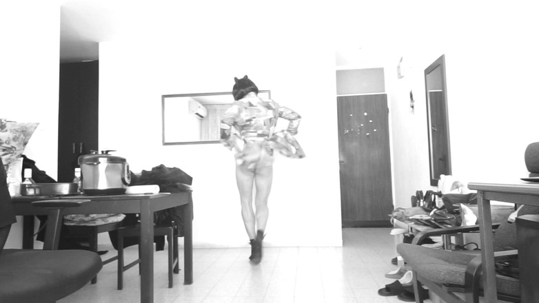 Voyager: Sie öffnet glücklich ihren Herbstmantel und zeigt alles darunter