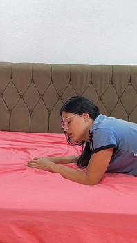 장난꾸러기 전기공이 모피를 입은 기혼 여성을 먹었어