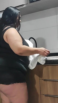 Mama vitregă călătoră, fani solo în Slow Motion, în bucătărie