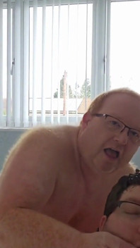 Táta šuká chlapce na posteli