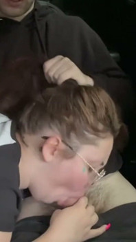 Menina nerd com tesão chupa pau no carro
