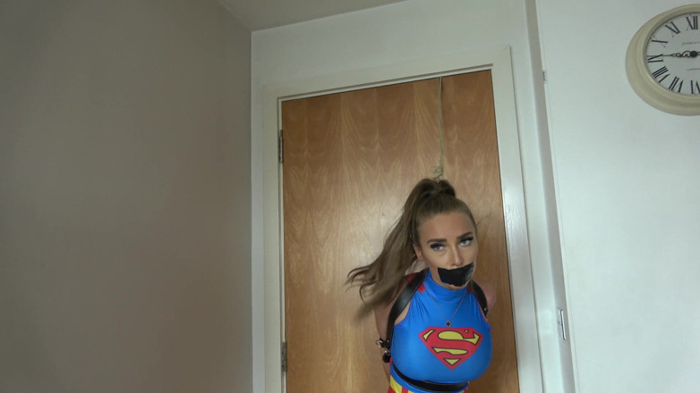 Latina Fetish: Mimpi ngeri Halloween Emma: Superwoman terikat dan tapegagged dalam perhambaan...