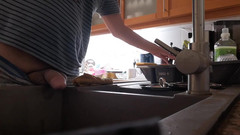 Rafael Torreano: Piscio mattutino nel lavello della cucina