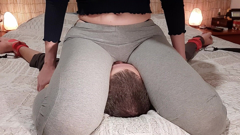 goddess82: Sei pronto a essere soffocato sotto la mia figa bagnata?