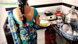 Seks di dapur: ibu tiri duduk untuk makan makanan sampai kami pergi