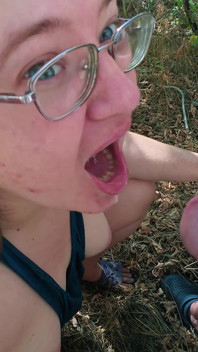 La Ragazza Con Gli Occhiali in Un Prendisole Blu Lo Succhia in Una Casa Rovinata - Sborra Si Rovescia