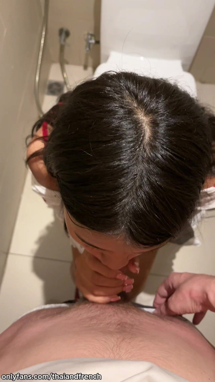 ThaiAndFrench: 18歳のアジア人が公衆トイレで私をしゃぶる