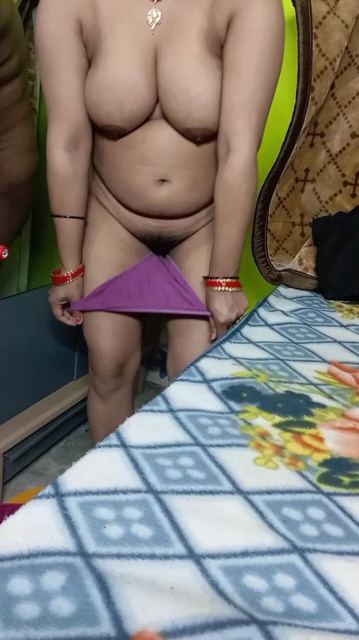 Manjushukla: Indische schöne bhabhi zieht ihre sari aus.