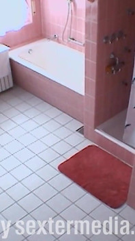 Amateur-blondine masturbiert auf toilette