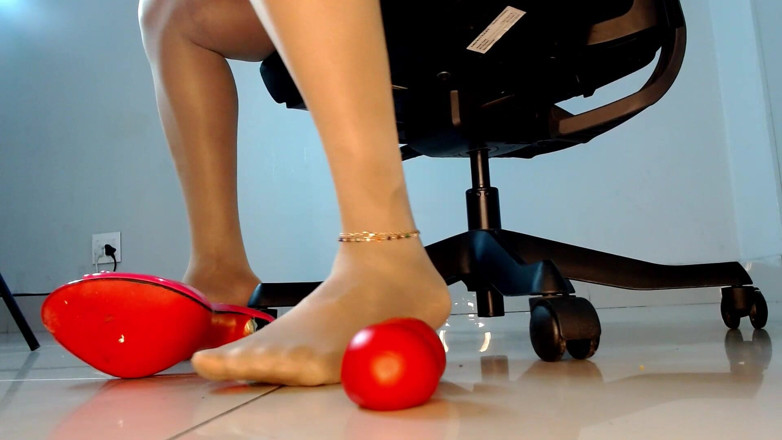 Maeling: Une secrétaire dominatrice écrase des couilles et des tomates en talons...