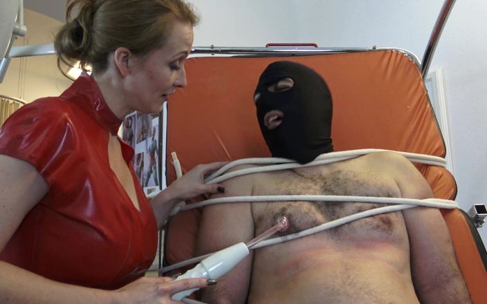 Femdom Austria: Ro stick sementara aku mempermalukannya verbal dan meludah di mulutnya