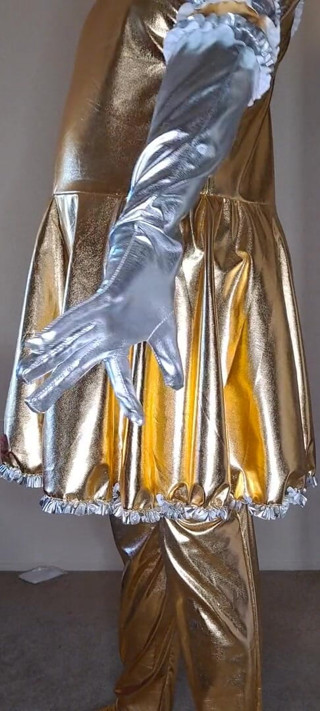 Pup Zentai: Brillante sirvienta dorada se viste