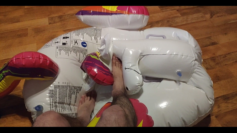 Floatie Boy: mere pairon se mere phoole hue yoonikorn ko diflet karna
