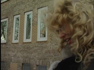 Lucky Cooch: Blond milf vid intervjun på gatan