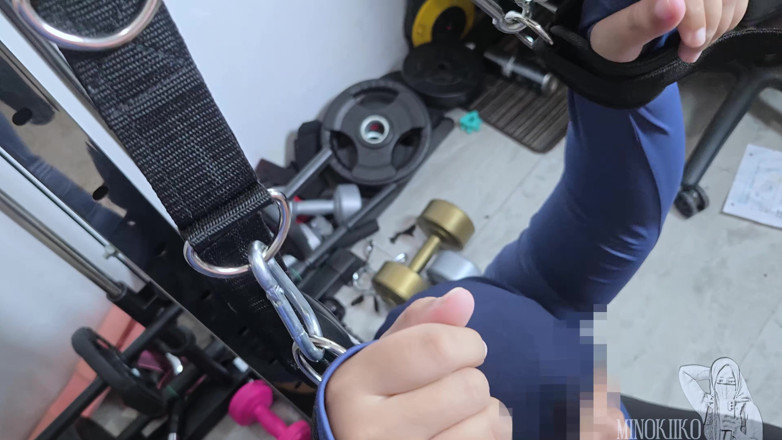 Minokiiko: 戴头巾的亚洲女孩卡在健身工具上，并被她的教练颜射 - minokiiko