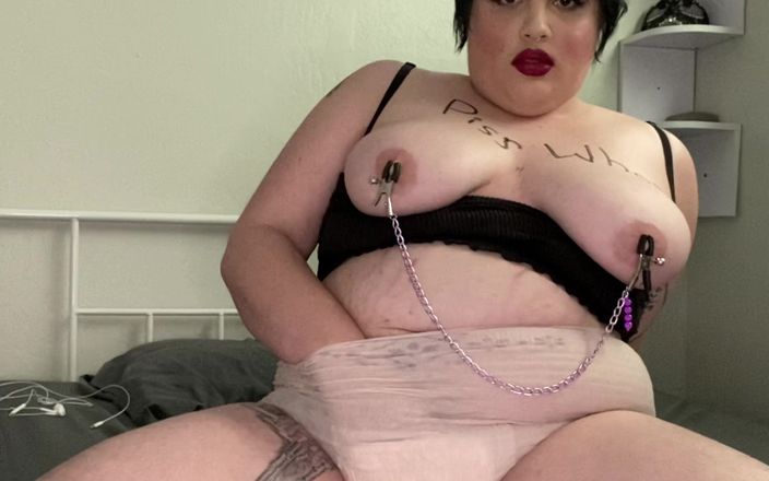 Bald bitch studios: 胖美女第一次涌出绝望尿布弄羞辱和手淫