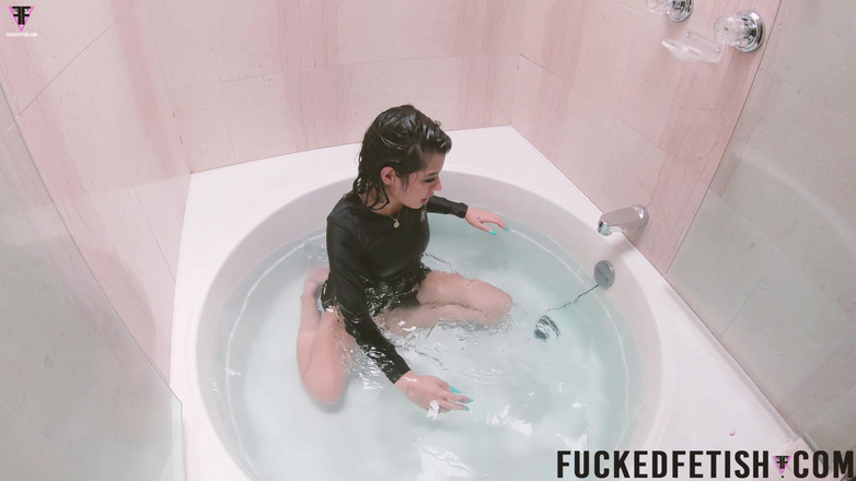 Fucked fetish: Bella ragazza bruna di 19 anni sfidante nel sacchetto sottowate