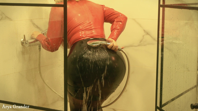 Arya Grander: Sexy MILF in latex rubber - Shower striptease