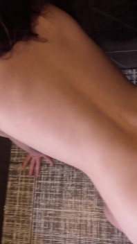 Seară umedă cu soția sexy Sandy: duș cu lapte, găuri fierbinți și muie pe toaletă