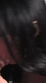 Asijská brunetka s malými kozami to dostane hluboko do pusy