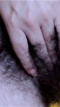 Cewek sange dengan memek berbulu lagi asik fingering itilnya sampai orgasme berbulu!