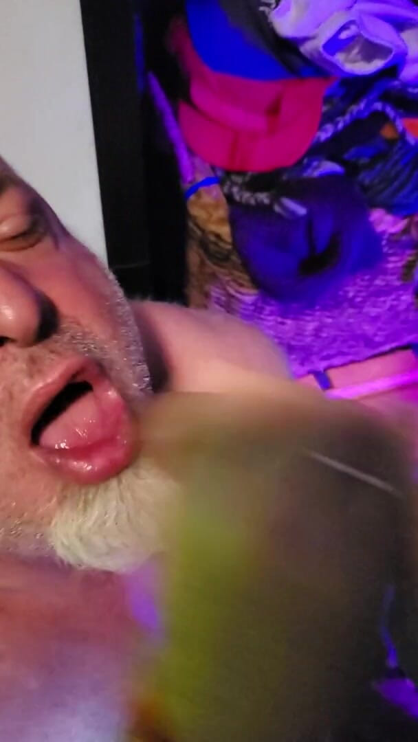 beardaddychub: Bear får en ansiktsbehandling på kontoret
