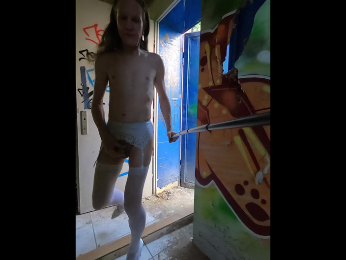 Slut Bella: Mireasă se dezbracă