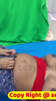 Sonia ha fatto sesso di nascosto con il ragazzo di Simran, quando Simran se ne è venuto a parlare, ha punito Sonia.