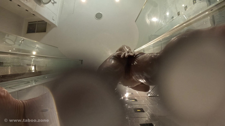 Nude Sportswomen: Vieni in doccia con me