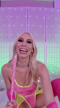 Caliente chica Barbie Kay encantadora masturbándose y chupando polla