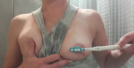 Aqua Pola: Pezones jugando con cepillo de dientes y escupiendo en las...