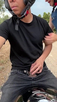 Motosiklette üvey erkek kardeşimin sikini çıkarıyorum