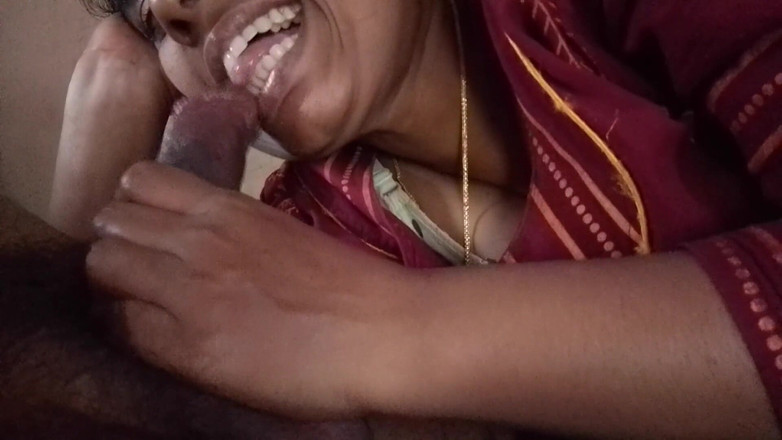 Bijukumar: Fata indiană din sat îi oferă prietenei ei un masaj punându-și...